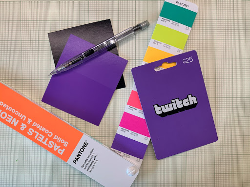 Una tira de color pantone y una tarjeta regalo impresa (Twitch).